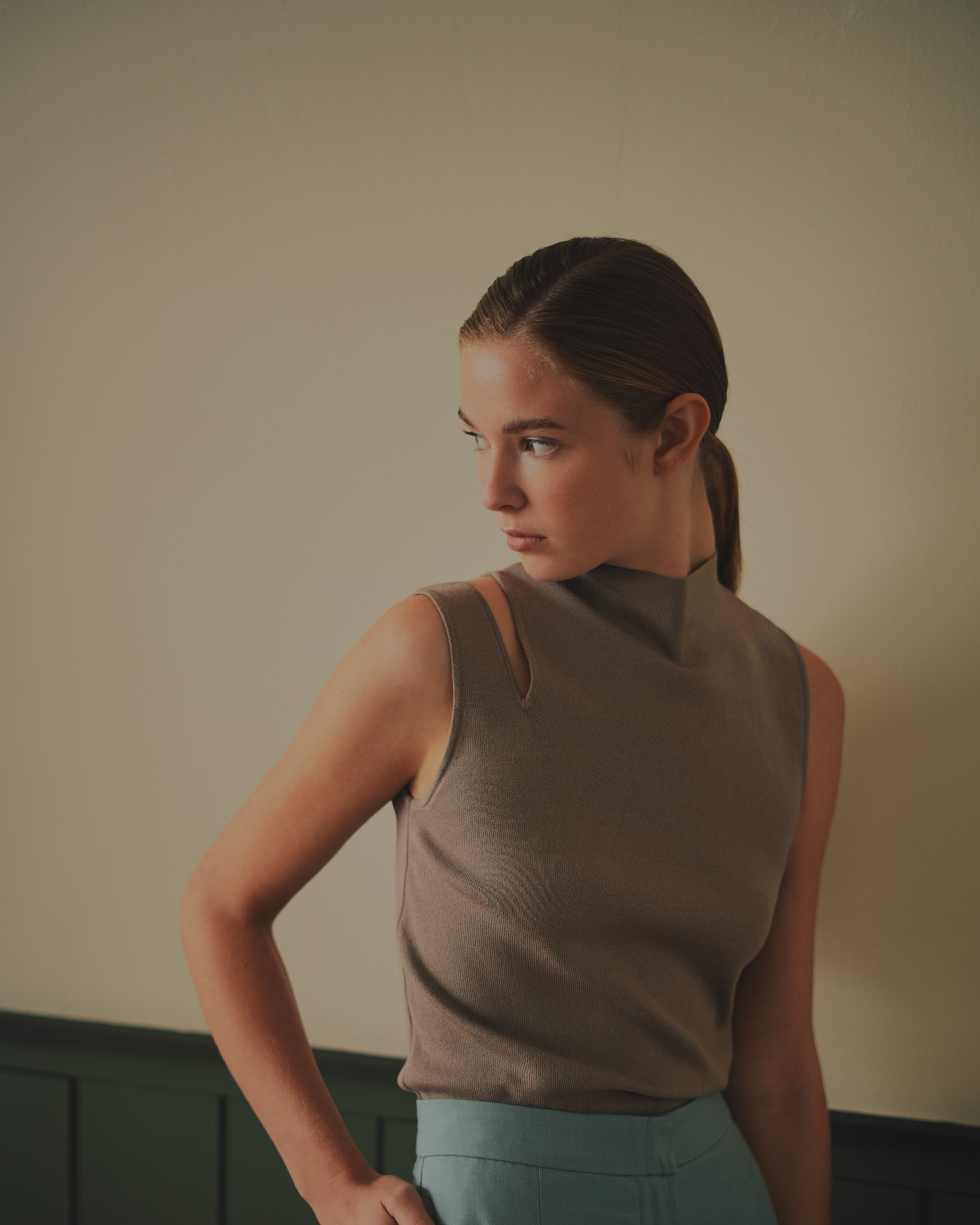 Shoulder-Slit Sleeveless Knit